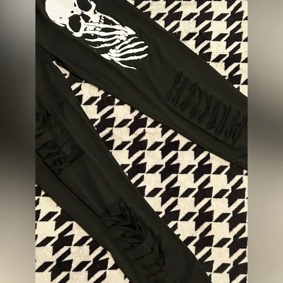 Black Skull Print Ripped Leggings - Picture 3 of 8